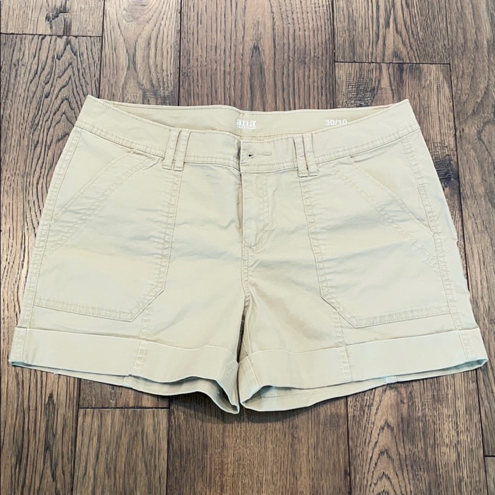 Women’s lightweight khaki shorts Size 10
